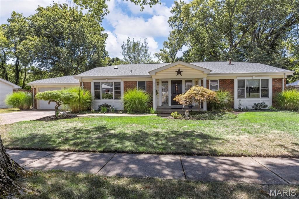 13172 Greenbough Drive, St Louis, MO 63146