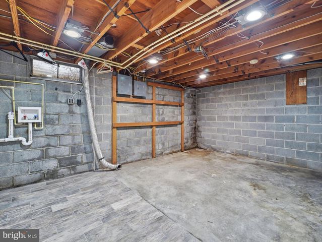 16635 LONGSTREET DR, Williamsport, MD 21795