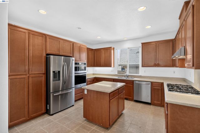 866 Bridgeway Cir, El Sobrante, CA 94803