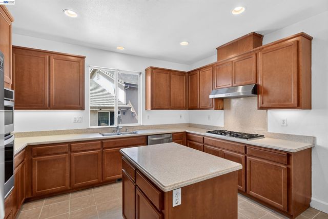 866 Bridgeway Cir, El Sobrante, CA 94803