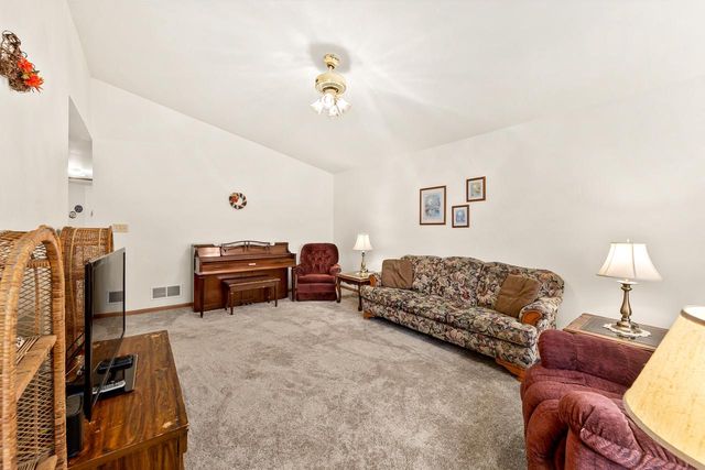 1711 Airport DRIVE, Hartford, WI 53027