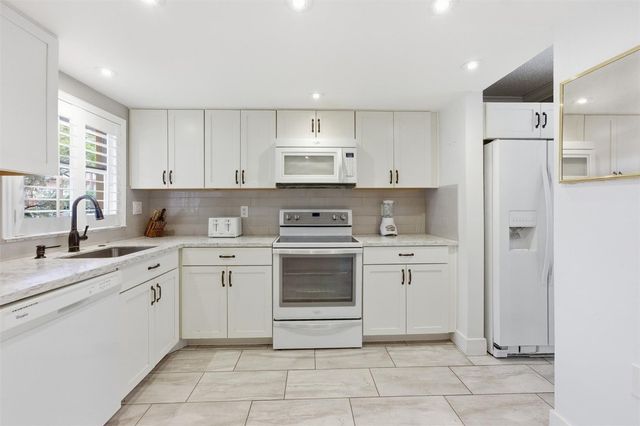 9460 Sunrise Lakes Boulevard 112, Sunrise, FL 33322