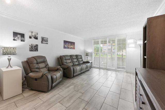 9460 Sunrise Lakes Boulevard 112, Sunrise, FL 33322