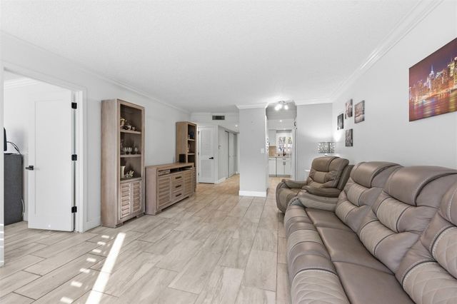 9460 Sunrise Lakes Boulevard 112, Sunrise, FL 33322