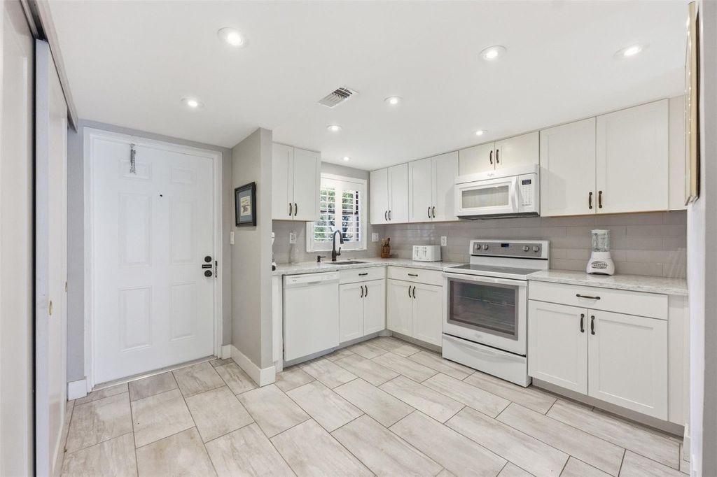 9460 Sunrise Lakes Boulevard 112, Sunrise, FL 33322