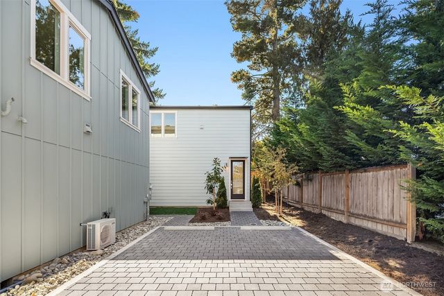 641 18th Avenue W, Kirkland, WA 98033