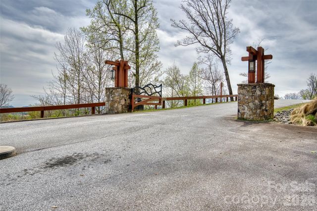 R5 Curtain Bluff, Hendersonville, NC 28791
