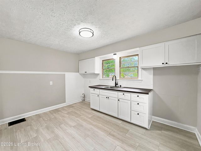 6215 Fox Ave, Louisville, KY 40272