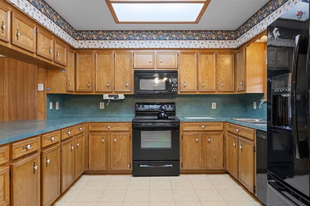 1196 Sherrill LN, Lexington, TX 78947