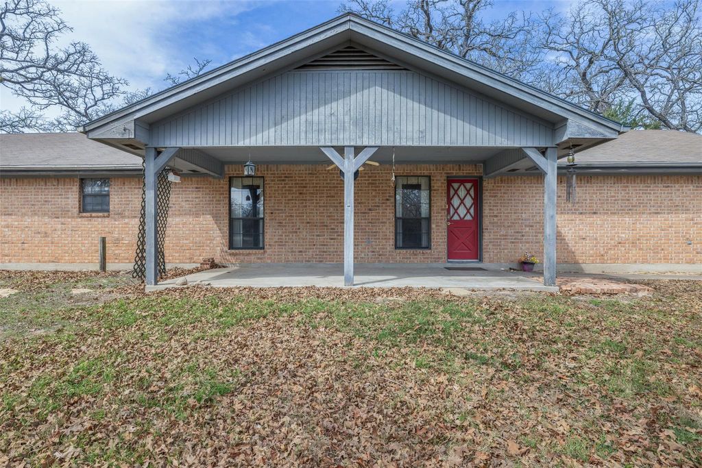 1196 Sherrill LN, Lexington, TX 78947