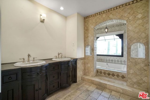 209 N Doheny Drive, Beverly Hills, CA 90211