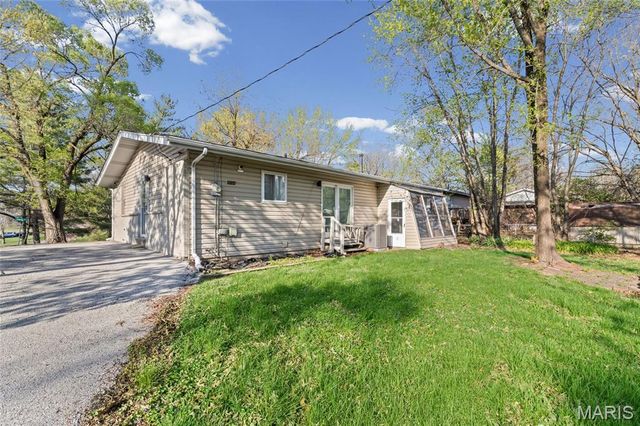 1198 Soria Street, St Louis, MO 63138