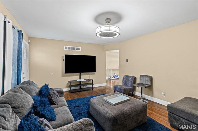 1198 Soria Street, St Louis, MO 63138