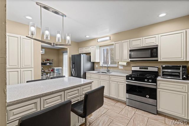 1198 Soria Street, St Louis, MO 63138