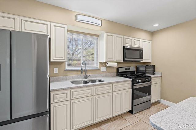 1198 Soria Street, St Louis, MO 63138