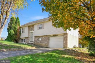8 ROSEWOOD DR, Lancaster, PA 17603
