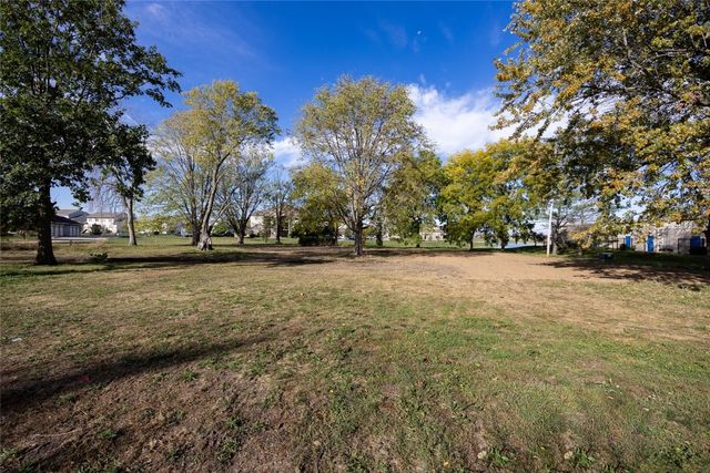 555 Country Ln, North Liberty, IA 52317