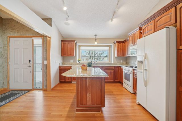 21378 Hytrail Circle, Lakeville, MN 55044