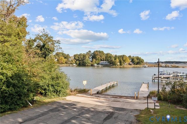 1120 S Glebe Rd, Montross, VA 22520