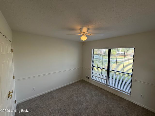 317 Centerview Dr, Shepherdsville, KY 40165