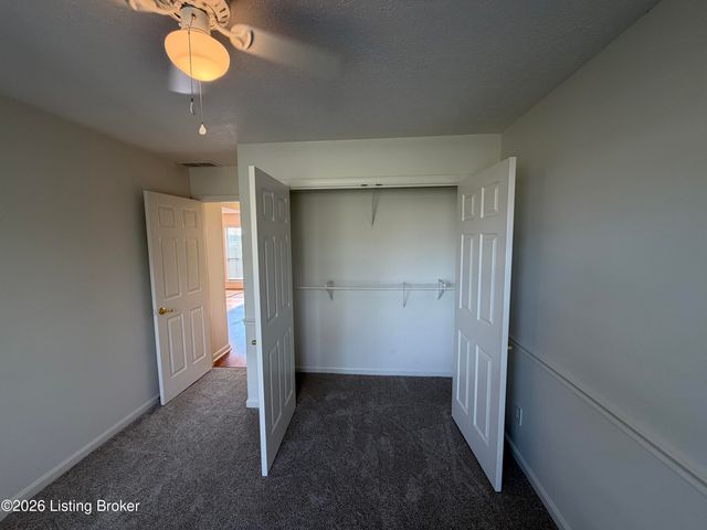 317 Centerview Dr, Shepherdsville, KY 40165