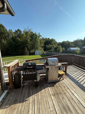 308 College St, Burns, TN 37029