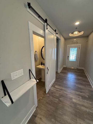 308 College St, Burns, TN 37029