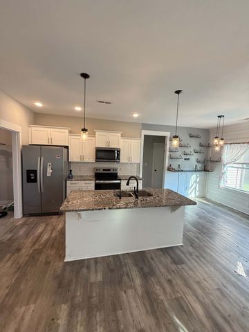 308 College St, Burns, TN 37029