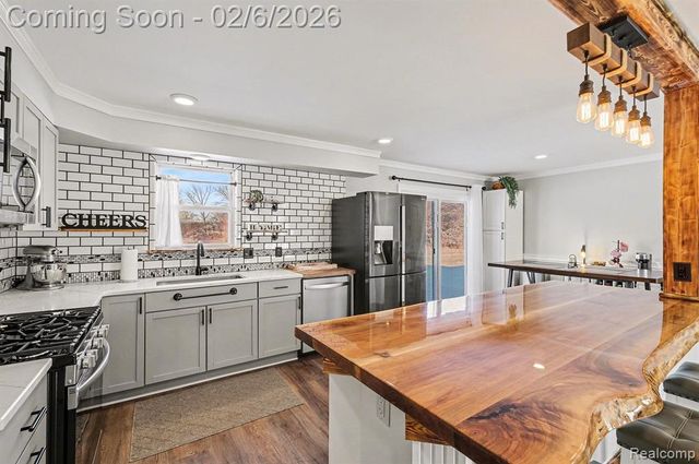 9430 Torrey Road, Grand Blanc, MI 48439