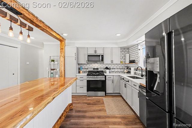 9430 Torrey Road, Grand Blanc, MI 48439