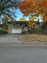 6055 Scenic Road, Minnetonka, MN 55345