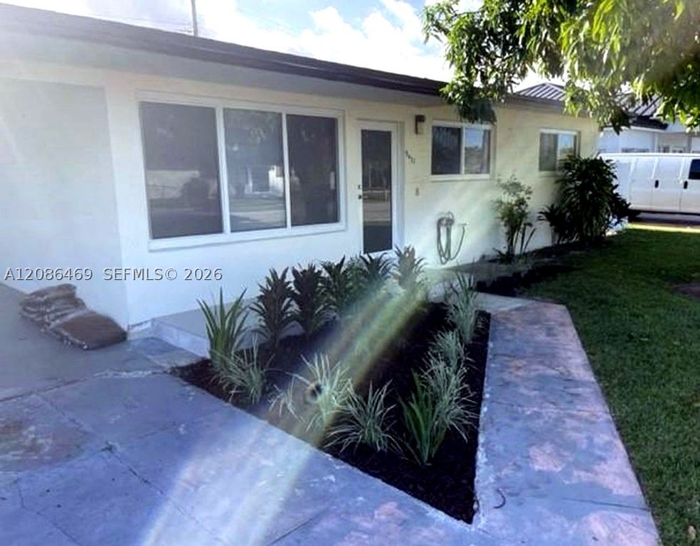 5431 W 8th Ct, Hialeah, FL 33012