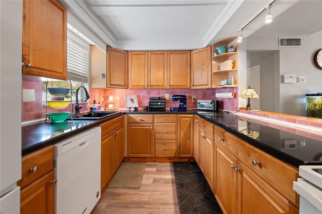 Image 7 of property listing at 7423 ORPINE DRIVE N, St Petersburg, FL 33702