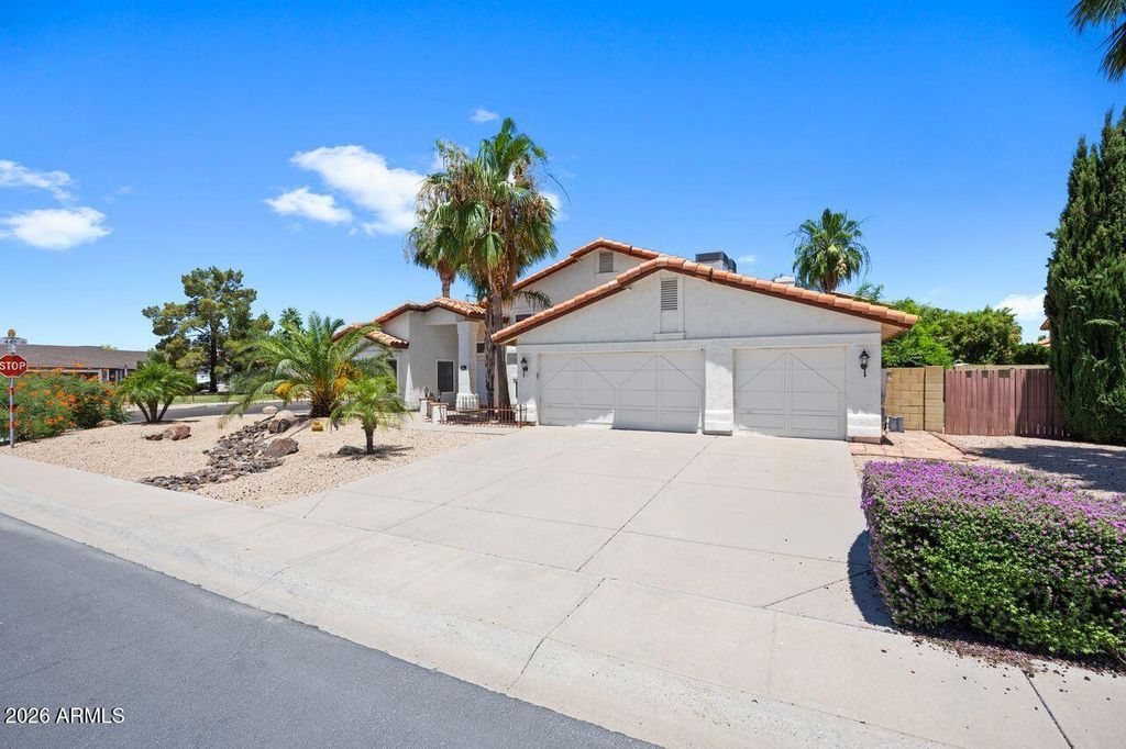 Image 38 of property listing at 4402 E VISTA Drive, Phoenix, AZ 85032