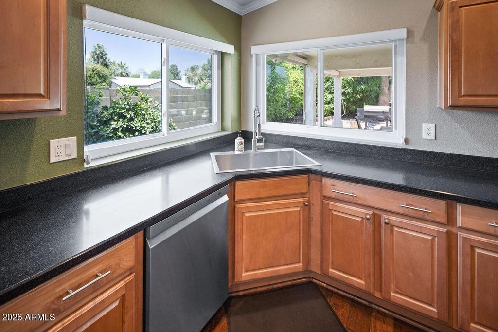 Image 5 of property listing at 4402 E VISTA Drive, Phoenix, AZ 85032