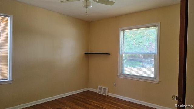 828 E Hayes Avenue, Hazel Park, MI 48030