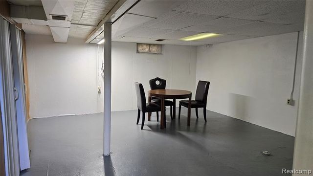 828 E Hayes Avenue, Hazel Park, MI 48030