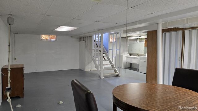828 E Hayes Avenue, Hazel Park, MI 48030