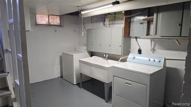 828 E Hayes Avenue, Hazel Park, MI 48030