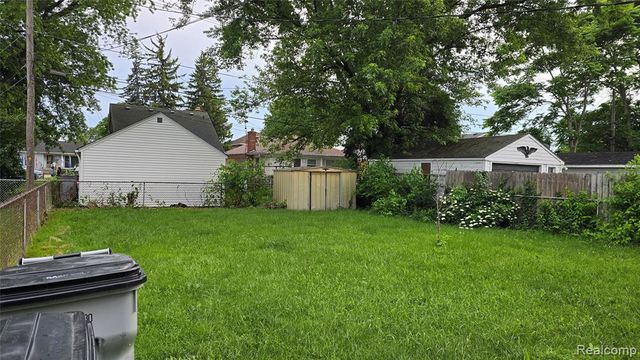 828 E Hayes Avenue, Hazel Park, MI 48030