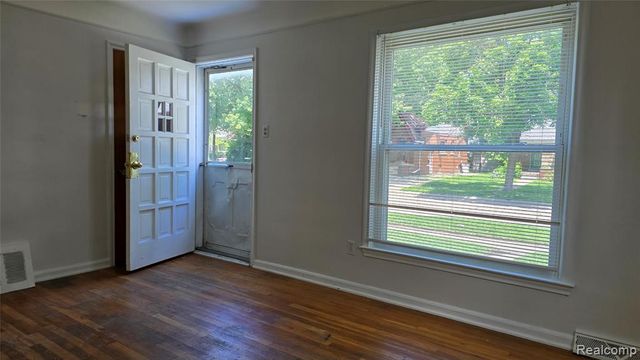 828 E Hayes Avenue, Hazel Park, MI 48030