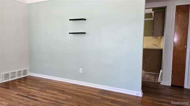 828 E Hayes Avenue, Hazel Park, MI 48030