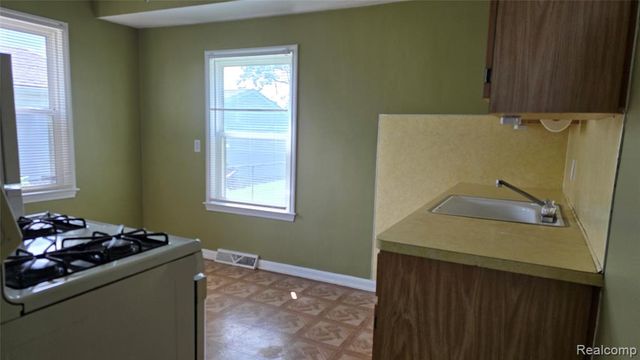 828 E Hayes Avenue, Hazel Park, MI 48030