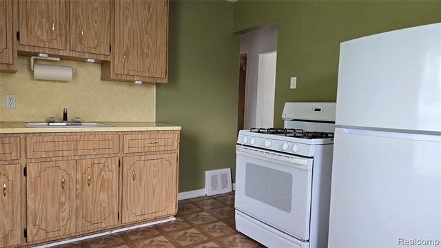 828 E Hayes Avenue, Hazel Park, MI 48030