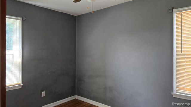 828 E Hayes Avenue, Hazel Park, MI 48030