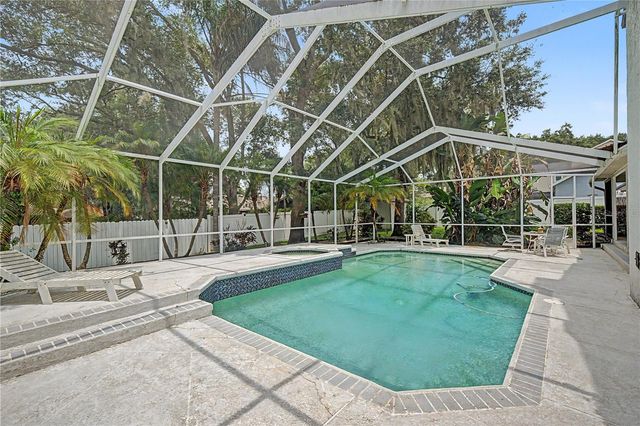 2004 OAKWOOD KNOLL COURT, Valrico, FL 33596