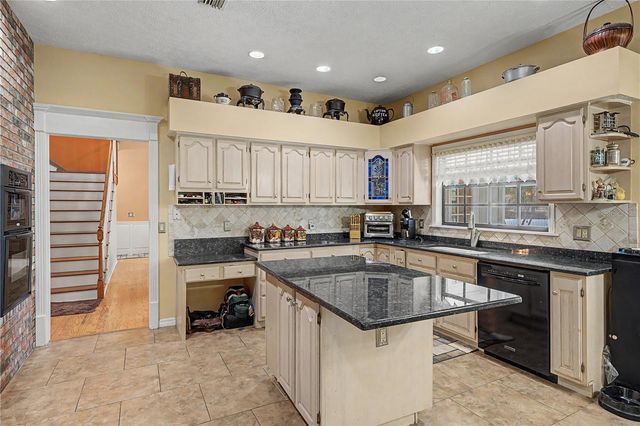 2004 OAKWOOD KNOLL COURT, Valrico, FL 33596