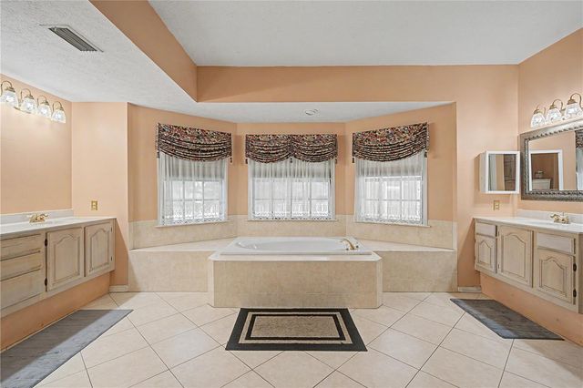 2004 OAKWOOD KNOLL COURT, Valrico, FL 33596