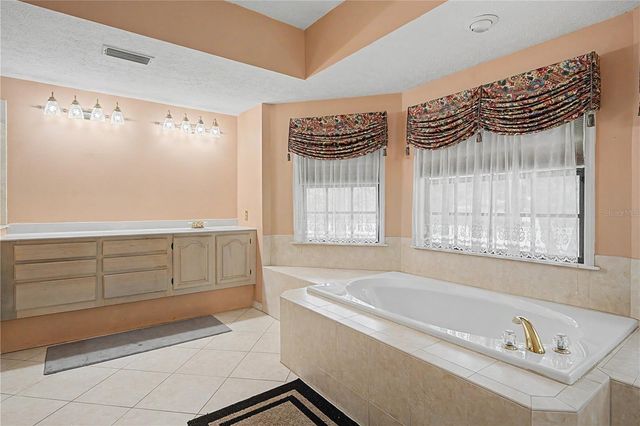 2004 OAKWOOD KNOLL COURT, Valrico, FL 33596