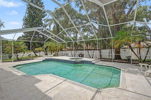 2004 OAKWOOD KNOLL COURT, Valrico, FL 33596